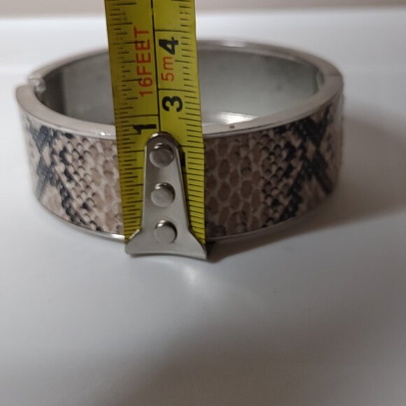 7.5 Inch Hinged Snakeskin Print Bracelet - Picture 8 of 8